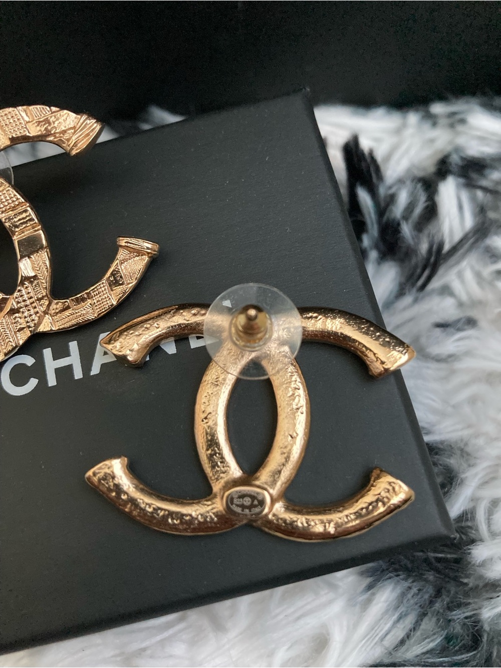 CHANEL Tweed Large CC pierced Earrings - Picture 4 of 5